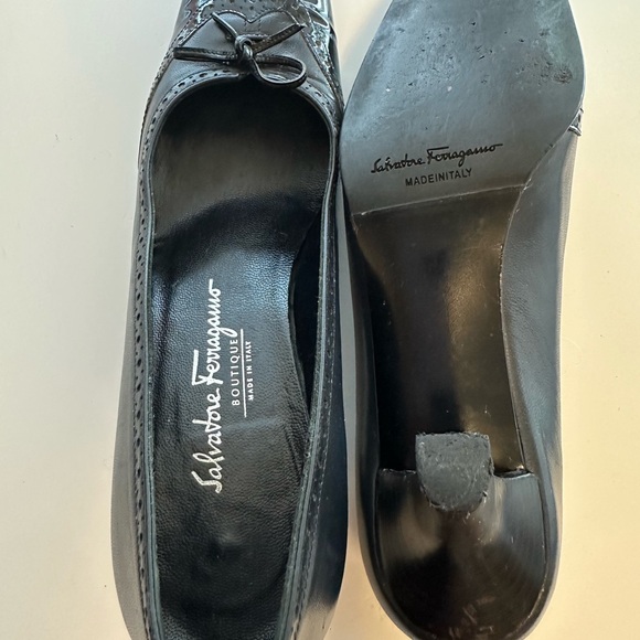 SALVATORE FERRAGAMO Vintage Sz 8 AA Black Navy Blue Patent Leather Kitten Heel - Picture 9 of 15